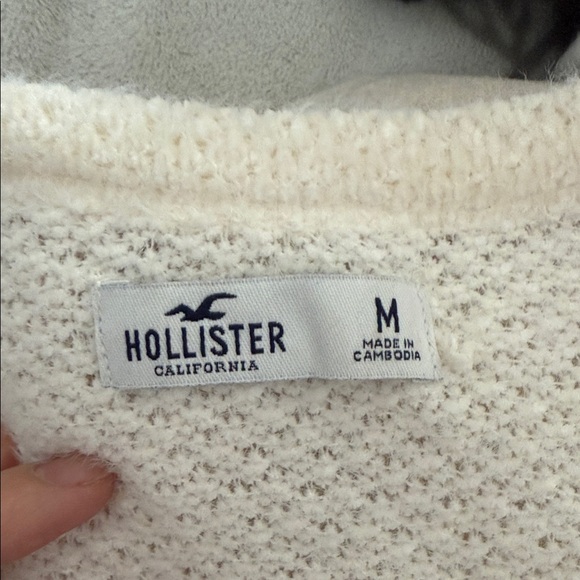 Hollister Co. Cozy Cream V-Neck Sweater - Picture 7 of 7
